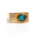 John Rørvig Opal- og diamantring af 18 kt. guld prydet med cabochonslebet opal. Str. 50,5. Vægt ca. 10,2 gr.
