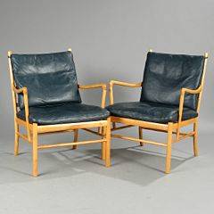 Ole Wanscher Colonial chair. Et par armstole af kirsebær, sæde med flet, løse hynder med blåt skind. Model PJ-149. Udført hos P. Jeppesen. 2