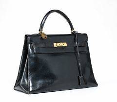 Hermès Kelly 32 taske af sort box læder med gyldent beslag, hængelås, nøgler og nøglesnor samt tre indvendige lommer.