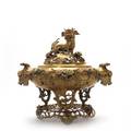 Kinesisk røgelseskar af bronze rigt dekoreret med grenværk, blomster og små dyr. 20. årh. H. 40 cm. 3