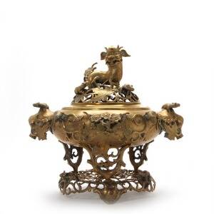 Kinesisk røgelseskar af bronze rigt dekoreret med grenværk, blomster og små dyr. 20. årh. H. 40 cm. 3