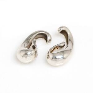 Minas Spiridis for Georg Jensen Et par øreklips af sterlingsølv. Udført hos Georg Jensen, efter 1945. Dessin 436. L. 3,4. 2