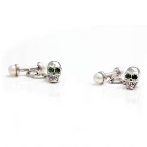 Et par sølv- og perlemanchetknapper af sterlingsølv prydet med facetslebne peridoter og ferskvandskulturperler. L. ca. 3 cm.