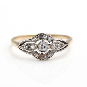 Art deco ring af 14 kt. guld og hvidguld, prydet med brillantsleben diamant af ældre slibning omkranset af talrige rosenslebne diamanter. Str. 55,5. 1920erne.