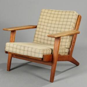 Hans J. Wegner GE 290. Lænestol af eg, løse epeda hynder med ternet uld. Udført og stemplet hos Getama, Gedsted.