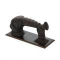 Kanonhank af patineret bronze i form af elefant, graveret med dedikation. H. 27,5 cm. B. 11 cm.
