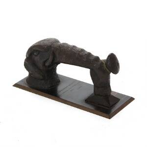 Kanonhank af patineret bronze i form af elefant, graveret med dedikation. H. 27,5 cm. B. 11 cm.