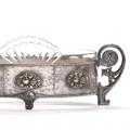 Oval jardinière af forsølvet metal, støbt med frugter og ornamentik, indsats af glas. Ca. 1900. H. 14,5. L. 43.