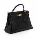 Hermés Kelly 32 af sort boxlæder med gyldne beslag og nøgle. Stemplet Z. 1970. L. ca. 32 x 21 x 12 cm.