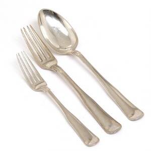 Dobbeltriflet skeer og gafler af sølv. Forskellige mestre. 19.-20. årh. Vægt 1055 gr. 18