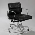 Charles Eames, Ray Eames EA 434. Soft Pad armstol med stel af forkromet aluminium med hjul. Betrukket med sort skind.