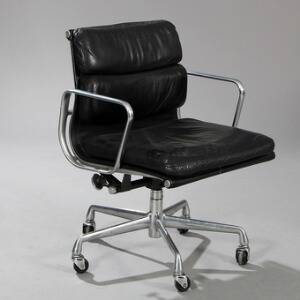 Charles Eames, Ray Eames EA 434. Soft Pad armstol med stel af forkromet aluminium med hjul. Betrukket med sort skind.