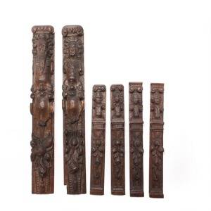 Seks diverse barok pilastre af træ udskåret med figurer og ornamentik. 1718. årh. H. 36-57 cm. 6