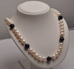 Collier med ferskvands kulturperler og blå goldstone
