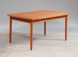 Dansk møbelproducent . Spisebord af teaktræ.