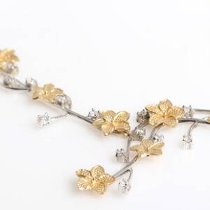 Halskæde af 14 kt. guld og hvidguld, prydet med talrige facetslebne klare sten. Vægt 19,7 gr. L. 42.