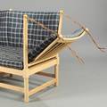 Børge Mogensen Tremmesofa med stel af bøgetræ, løse hynder betrukket med blåternet Cotil. Udført hos Fritz Hansen. L. 160.