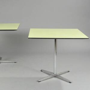 Arne Jacobsen Et par kvadratiske borde med plade af grøn laminat, på stjernefod. Udført hos Fritz Hansen. H. 70. L. 80. B. 80. 2