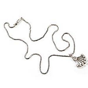 Diamanthalskæde af 14 kt. hvidguld prydet med brillant- og enkeltslebne diamanter på i alt ca. 0,32 ct.  L. ca. 40 cm. Vedhæng L. 2,3. Ca. 1960