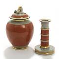 Kgl. P. Lågvase og lysestage af porcelæn, dekoreret med krakeléglasur og guld. Nr. 2781 og 3338. H. 25 og 19. 2