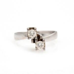 Povl Klarlund Diamantring af 18 kt. hvidguld prydet med to brilliantslebne diamanter. Str. 50.  Ca. 2009