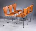Arne Jacobsen. Et sæt på seks stole Syveren, model 3107, cognacfarvet Calvados læder. Ny siddehøjde 46,5 cm. 6 