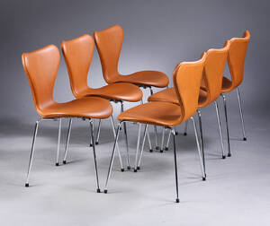 Arne Jacobsen. Et sæt på seks stole Syveren, model 3107, cognacfarvet Calvados læder. Ny siddehøjde 46,5 cm. 6 