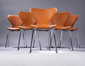 Arne Jacobsen. Et sæt på seks stole Syveren, model 3107, cognacfarvet læder. Ny siddehøjde 46,5 cm. 6 