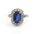 Safir- og diamantring af 8 kt. guld prydet med facetsleben safir omkranset af talrige brillantslebne diamanter. Str. 61. Ca. 1940-50.