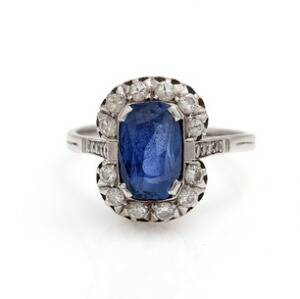 Safir- og diamantring af 8 kt. guld prydet med facetsleben safir omkranset af talrige brillantslebne diamanter. Str. 61. Ca. 1940-50.