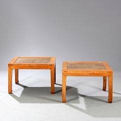 Et par kinesiske low tables af elmetræ med flettet top. Qing, 19. årh.s slutning. H. 49. W. 75. D. 75. 2