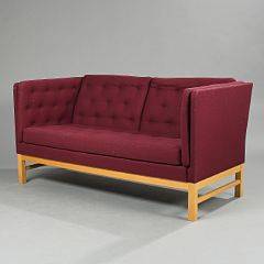 Erik Jørgensen Fritstående to-personers sofa med stel af bøg, sider, ryg samt løse hynder med bordeaux farvet uld. Model EJ 315. L. 154.
