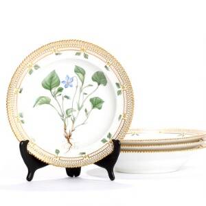 Flora Danica. Fire dybe tallerkener af porcelæn, dekorerede i farver og guld med blomster. Kgl. P. nr. 3546. Diam. 22. 4