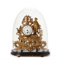 Fransk Napoleon III kaminur af forgyldt zink og bronze. 19. årh.s sidste halvdel. H. 30. B. 30. D. 14. Klokke H. 40. B. 34. D. 19.