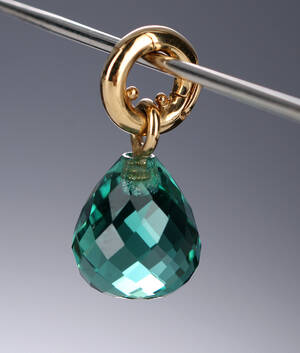 Ole Lynggaard. En Sweet Drops-charm i 18 kt. rødguld med grøn kvarts og brillant