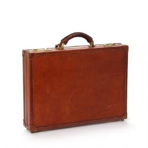 Attachémappe beklædt af patineret kernelæder. Indvendig beklædt med ruskind og inddelt med talrige rum i top.