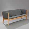 Hans J. Wegner GE 285. Fritstående tre-pers. sofa med stel af bøg. Sider, sæde samt ryg betrukket med gråt nistret stof. L. 174.