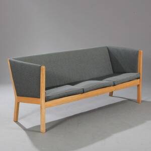 Hans J. Wegner GE 285. Fritstående tre-pers. sofa med stel af bøg. Sider, sæde samt ryg betrukket med gråt nistret stof. L. 174.
