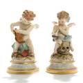 Et par Meissen putti af porcelæn, dekoreret i overglasur farver på delvis forgyldt base. 19.-20. årh. H. 17,5. 2