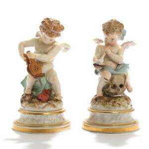 Et par Meissen putti af porcelæn, dekoreret i overglasur farver på delvis forgyldt base. 19.-20. årh. H. 17,5. 2