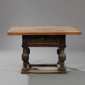 Dansk barok bord af egetræ. 18. årh. H. 74. B. 122. D. 100.