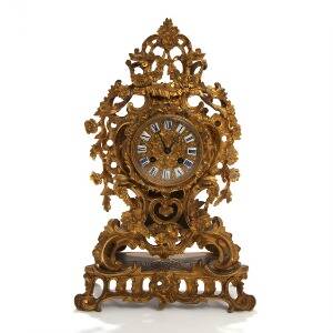 Fransk konsolur af forgyldt bronze, rigt støbt med blomster, rocailler og kæmninger. Værk stemplet Popon à Paris. 19. årh. H. 40,5.