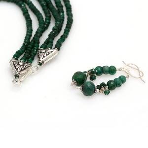 Smykkesæt af sterlingsølv prydet med facetslebene smaragder bestående af treradet halskæde og et par ørestikker.  L. 48 cm og 3 cm. Ca. 2013 3