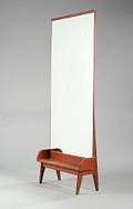 Dansk møbeldesign Fritstående figurspejl af teaktræ med hylde. Ubekendt producent 1950-60. H. 186. B. 70. D. 30.