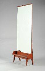 Dansk møbeldesign Fritstående figurspejl af teaktræ med hylde. Ubekendt producent 1950-60. H. 186. B. 70. D. 30.