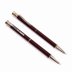 Bo Bonfils To pencils af sterlingsølv og kinesisk lak. Udført hos Georg Jensen. Originale æsker og hæfte medfølger. 2