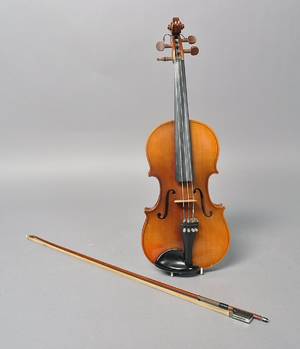 Violin med bue og kasse m label. Stradivarius stil. 1900-tallet.