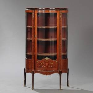 Fransk vitrineskab af rosentræ, svingne sider og front med glas. Rokoko form, 20. årh. H. 155. B. 78. D. 38.