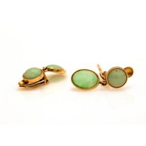 Et par øreklips af 14 kt. guld hver prydet med cabochonsleben jade. L. ca. 3,7 cm. 2