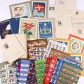 Julemærker. Samling årsmapper 1905-1955 komplet  en del andre nyere udgivelser. De første årsmapper er udgivet i uhyre små oplag og flere er særdeles sjældne